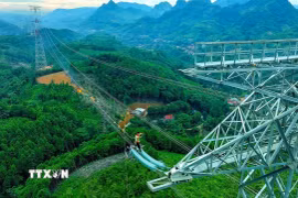 Triển khai kéo cáp tại vị trí các cột số 18,17,16... thuộc xã Xuân Quang, tỉnh Lào Cai. (Ảnh: Vũ Sinh/TTXVN)