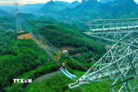 Triển khai kéo cáp tại vị trí các cột số 18,17,16... thuộc xã Xuân Quang, tỉnh Lào Cai. (Ảnh: Vũ Sinh/TTXVN)