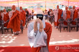 "Nhà sư" robot Gabi trong buổi lễ giới luật tại chùa Jogye ở Seoul ngày 6/5. (Nguồn: Yonhap)