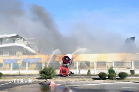 Rrobot chữa cháy đang dập lửa tại đám cháy nhà máy của Công ty TNHH Cheng - V, Khu công nghiệp Đồ Sơn. (Ảnh: Hoàng Ngọc/TTXVN)