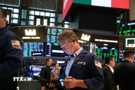 Giao dịch viên tại sàn chứng khoán New York, Mỹ. (Ảnh: THX/TTXVN)