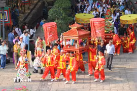 Nghi lễ diễu hành rước lễ, dâng lễ vật bánh chưng, bánh dày, hoa quả, đặc sản Nam Bộ lên Quốc Tổ Hùng Vương. (Ảnh: Thanh Vũ/TTXVN)
