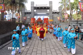 Nghi lễ diễu hành rước lễ, dâng lễ vật bánh chưng, bánh dày, hoa quả, đặc sản Nam Bộ lên Quốc Tổ Hùng Vương. (Ảnh: Thanh Vũ/TTXVN)