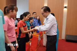 Bộ trưởng Bộ Ngoại giao Lê Hoài Trung trao quà cho gia đình chính sách, hộ nghèo và các công nhân có hoàn cảnh khó khăn tại Phú Thọ. (Ảnh: Tạ Toàn/TTXVN)