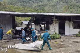 VỤ cháy lan sang các phòng học của điểm Trường tiểu học Pá Đởn, xã Lê Lợi. (Ảnh: TTXVN phát)