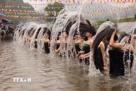 Trình diễn “Áp hô Pang” (nghi thức gội đầu) của người Thái ở xã Khổng Lào, tỉnh Lai Châu. (Ảnh: Việt Dũng/TTXVN)