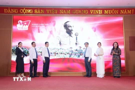Các đại biểu thực hiện nghi thức lễ ra mắt nền tảng số “A80 - Tự hào Việt Nam”. (Ảnh: Tuyết Mai/TTXVN)
