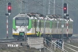 Cảnh sát điều tra tại hiện trường vụ vụ phá hoại đường ray xe lửa ở gần ga Mika, Ba Lan, ngày 17/11/2025. (Ảnh: PAP/TTXVN)