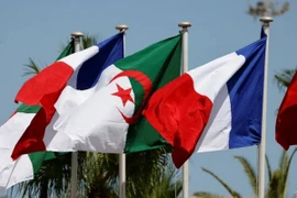 Cờ Pháp và cờ Algeria. (Ảnh minh họa: AFP)