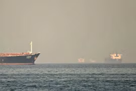 Tàu chở hàng và tàu chở dầu ngoài khơi thành phố Fujairah, thuộc eo biển Hormuz ngày 25/2/2026. (Ảnh: AFP)