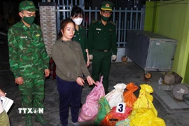 Lực lượng biên phòng Khánh Hòa phát hiện và bắt, thu giữ người và tang vật Chuyên án A2-225p. (Ảnh: TTXVN phát)