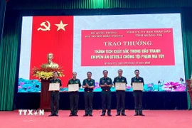 Thủ trưởng Ban Chỉ huy Bộ đội Biên phòng tỉnh Quảng Trị khen thưởng các cá nhân có thành tích xuất sắc trong đấu tranh thành công Chuyên án QT925.3. (Ảnh: Võ Dung/TTXVN)