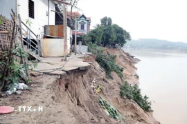 Sạt lở chỉ còn cách nhà dân khoảng vài m tại khu 20, xã Dân Chủ, tỉnh Phú Thọ. (Ảnh: Tạ Toàn/TTXVN)