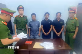 3 tài xế bị bắt khẩn cấp sau khi gây rối trật tự công cộng, làm ách tắc giao thông kéo dài. (Ảnh: TTXVN phát)