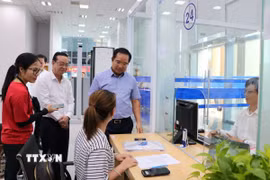 Đoàn công tác khảo sát thực tế tại Trung tâm phục vụ hành chính công phường Bình Dương. (Ảnh: Huyền Trang/TXVN)