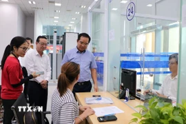 Đoàn công tác khảo sát thực tế tại Trung tâm phục vụ hành chính công phường Bình Dương. (Ảnh: Huyền Trang/TXVN)