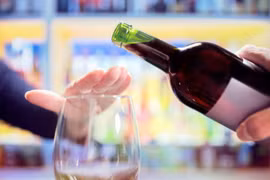 Nhiều người chủ động nói không với rượu bia, coi như một cách để cơ thể được nghỉ ngơi và tái cân bằng. (Nguồn: iStock)