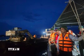 Ông Phạm Đức Ấn (ngoài cùng bên phải), Phó Bí thư Tỉnh ủy, Chủ tịch UBND tỉnh Quảng Ninh cùng lãnh đạo tỉnh, các sở, ban, ngành liên quan có mặt trực tiếp tại hiện trường để chỉ đạo công tác cứu hộ. (Ảnh: Thanh Vân/TTXVN)