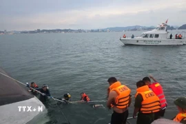 Lực lượng chức năng khẩn trương cứu nạn, cứu hộ. (Ảnh: Thanh Vân/TTXVN)