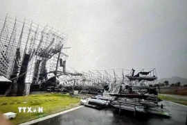 Sân khấu dự kiến diễn ra chương trình Đại nhạc hội Mùa Hè rực sáng tại phường Bãi Cháy, tỉnh Quảng Ninh bị gió giật mạnh gây hư hỏng khiến chương trình bị hoãn. (Ảnh: TTXVN phát)