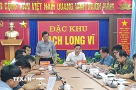 Lãnh đạo Đặc khu Bạch Long Vĩ đang chỉ đạo các đơn vị chủ động phòng chống bão số 3. (Ảnh: TTXVN phát)