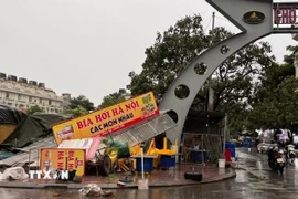 Biển quảng cáo bị rơi, bung bật do mưa lớn tại địa bàn xã Như Quỳnh (Hưng Yên). (Ảnh TTXVN phát)