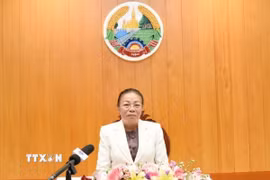 Bà Sounthone Xayachak, Bí thư Trung ương Đảng, Phó Chủ tịch Quốc hội, Phó trưởng Tiểu ban Cơ cấu và nhân sự, thông báo kết quả bầu cử đại biểu Quốc hội khóa X của Lào. (Ảnh: TTXVN phát)