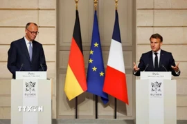 Thủ tướng Đức Friedrich Merz (trái) trong cuộc họp báo chung với Tổng thống Pháp Emmanuel Macron tại Paris, ngày 7/5/2025. (Ảnh: REUTERS/TTXVN)