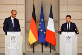 Thủ tướng Đức Friedrich Merz (trái) trong cuộc họp báo chung với Tổng thống Pháp Emmanuel Macron tại Paris, ngày 7/5/2025. (Ảnh: REUTERS/TTXVN)