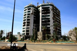 Hiện trường một tòa nhà bị hư hại do một cuộc tấn công tại Khartoum, Sudan. (Ảnh: THX/TTXVN)