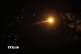 Hệ thống phòng không của Israel đánh chặn tên lửa trên bầu trời Tel Aviv, ngày 1/3/2026. (Ảnh: THX/TTXVN)