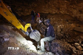 Hiện trường một vụ tấn công tên lửa tại Jerusalem ngày 2/3/2026. (Ảnh: THX/TTXVN)