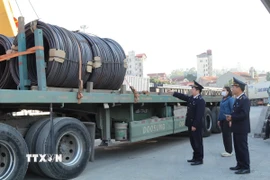 Hải quan cửa khẩu Ga đường sắt quốc tế Đồng Đăng (Lạng Sơn) kiểm soát hàng hóa xuất nhập khẩu tại bãi hóa trường. (Ảnh: Quang Duy/TTXVN)
