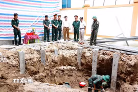 Sau nhiều ngày rà soát, tìm kiếm, lực lượng làm nhiệm vụ đã phát hiện và quy tập được 4 hài cốt liệt sỹ ở độ sâu khoảng 2m. (Ảnh: TTXVN phát)