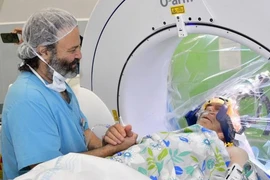 Tiến sỹ Udi Bonshtein và bệnh nhân được phẫu thuật thôi miên. (Ảnh: ynetnews)