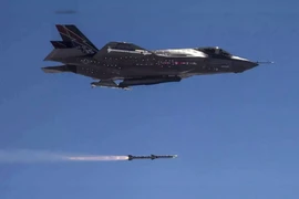 Máy bay F-35 đang thử nghiệm tên lửa AMRAAM. (Ảnh: Reuters)