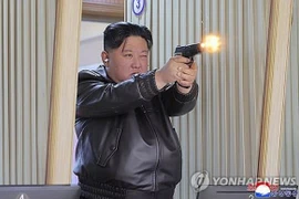 Hình ảnh này do Thông tấn xã Trung ương Triều Tiên (KCNA) công bố cho thấy nhà lãnh đạo Triều Tiên Kim Jong Un thử bắn súng lục tại trường bắn trong chuyến thị sát một nhà máy sản xuất vũ khí cầm tay hạng nhẹ cùng với con gái Ju-ae. (Nguồn: Yonhap)