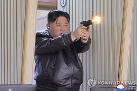Hình ảnh này do Thông tấn xã Trung ương Triều Tiên (KCNA) công bố cho thấy nhà lãnh đạo Triều Tiên Kim Jong Un thử bắn súng lục tại trường bắn trong chuyến thị sát một nhà máy sản xuất vũ khí cầm tay hạng nhẹ cùng với con gái Ju-ae. (Nguồn: Yonhap)