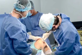Kỹ thuật nội soi ít xâm lấn giúp bảo tồn mô lành, giảm đau sau mổ cho bệnh nhân có nhiều bệnh lý nền.