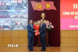 Thượng tướng Nguyễn Doãn Anh, Ủy viên Trung ương Đảng, Phó Chủ tịch Quốc hội chúc mừng Thượng tướng Lê Đức Thái, Ủy viên Trung ương Đảng, Bí thư Tỉnh ủy Thanh Hóa nhiệm kỳ 2025-2030. (Ảnh: Việt Hoàng/TTXVN)