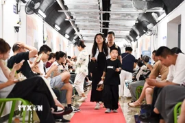 Một khu tránh nóng công cộng sử dụng quạt và điều hòa không khí tại tỉnh Giang Tô, Trung Quốc tháng 7/2025. (Ảnh: THX/TTXVN)