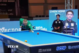 Trận chung kết Giải Billiards Carom 3 băng Cúp Thế giới TP. Hồ Chí Minh 2026 giữa Chiêm Hồng Thái và Frederic Caudron (áo xanh) diễn ra tại Nhà thi đấu Nguyễn Du. (Ảnh: Trung Tuyến/TTXVN)