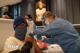 Nhân viên y tế tiêm vaccine phòng COVID-19 cho người dân tại New York, Mỹ. (Ảnh: THX/TTXVN)