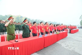 Lãnh đạo tỉnh Hưng Yên và các đại biểu dự lễ chào cờ tại Quảng trường Nguyễn Văn Linh, phường Phố Hiến. (Ảnh: Mạnh Khánh/TTXVN)