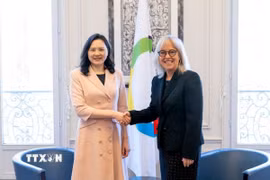 Đại sứ Nguyễn Thị Vân Anh, Đại diện thường trực của Chủ tịch nước bên cạnh Hội đồng thường trực Pháp ngữ, đã gặp và trao đổi với bà Caroline St-Hilaire, Giám đốc Tổ chức quốc tế Pháp ngữ (OIF). (Ảnh: TTXVN phát)