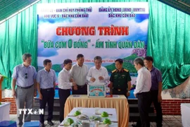 Phó Bí thư Thành ủy Thành phố Hồ Chí Minh Nguyễn Phước Lộc cùng đại diện lãnh đạo các đơn vị ủng hộ Chương trình "Bữa cơm 0 đồng". (Ảnh: TTXVN phát)
