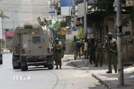 Các lực lượng Israel được triển khai tại thành phố Nablus, Bờ Tây. (Ảnh: THX/TTXVN)