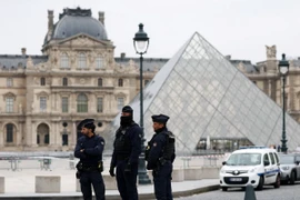 Cảnh sát Pháp làm nhiệm vụ tại Bảo tàng Louvre. (Nguồn: Reuters)