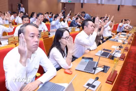 Các đại biểu thông qua chương trình kỳ họp thứ tư HĐND thành phố Hà Nội. (Ảnh: Văn Điệp/TTXVN)