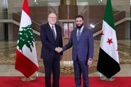 Thủ tướng lâm thời Liban Najib Mikati (trái) và nhà lãnh đạo Syria Ahmed al-Sharaa tại cuộc gặp ở Damascus ngày 11/1/2025. (Ảnh: THX/TTXVN)